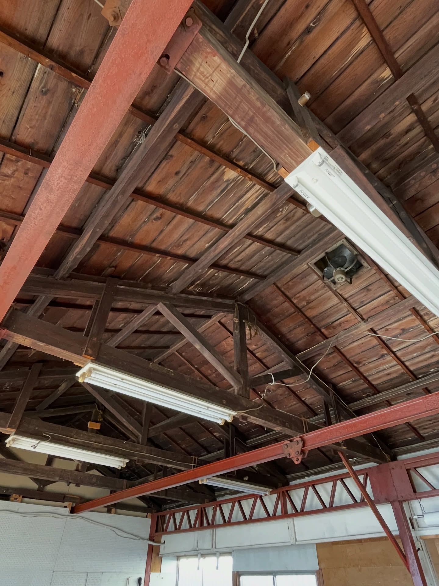 2月から作業場を借りはじめました。
これまで自宅で作業をしてきましたが、
設備や資材で手狭になっていたことに加え、
つくりたいものが増えてきたこともあり、
思い切って契約。
家から車で5分ほどの場所。
多摩川の支流、浅川へも歩いて行ける距離です。
築60年。
壁や床は継ぎはぎされ、
窓の隙間からは向こうの景色が見える、なかなか味のある建物です。
聞けば、大家さんのお祖父さんがここを工場として使っていたそう。
天井にクレーンがあったり、動力が引き込まれていたりと、
その面影が随所に残っています。
余談ですが、今から60年前(昭和41年)に
何があったかを調べて抜粋したものですが、
ビートルズの来日
笑点の放送開始
ベトナム戦争が激化
日本の総人口が1億人を突破
などなど。
日本は高度経済成長が本格化していた時代だったようです。
私もまだ生まれていなかったそんな時代の建物を、
仕事でお世話になっている工務店さんに紹介いただいたのがきっかけで、今回の運びとなりました。
60㎡のワンフロアなのでサイズ的にはコンビニくらい。今の私には持て余す広さです。
年季は入っていますが、物の置き場に困らず、音の出る作業もでき、雨風を凌げるだけでもありがたいです。
隙間時間を使って少しずつ引っ越しをしているので、
本格稼働はもう少しあとになりそうですが、
いろいろ挑戦する場所として活用していければと思います。
作業をしていると、大家さんがあたたかいお茶とお菓子を持ってきてくれたり、
工務店さんが窓にフィルムを貼ってくれたり。
あたたかさを感じるこの場所を少しずつ整えていきます。
不定期になりますが、ワークショップも開催できたらと思っています。
こちらは準備ができ次第、インスタでお知らせします。