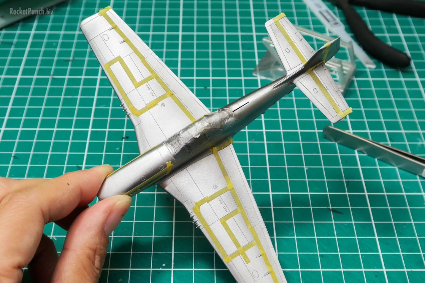 1/72 Hasegawa P-51K Mustang.The metalic silver color is painted over a black base to get the most opacity. I then masked off some panels and painted a darker shade of silver for variation..#72scale #hasegawa #scalemodels